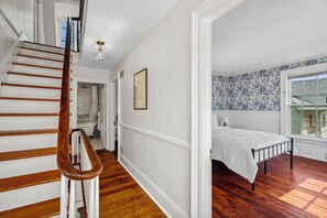 6 Schlafzimmer, Schreibtisch, Bügeleisen/Bügelbrett, Reisekinderbett