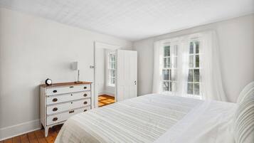 6 bedrooms, desk, iron/ironing board, travel crib