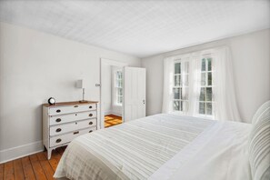 6 bedrooms, desk, iron/ironing board, travel crib