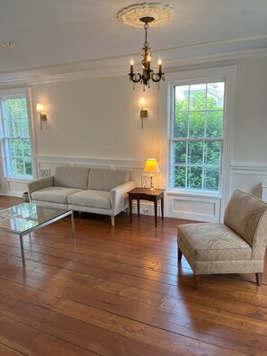 Smart TV, books - Historic Mystic Maritime House - 5 min Walk to Downtown Restaurants and Seaport (Mystic)