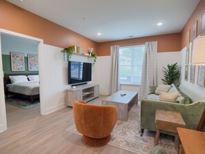 Tabla de planchar con plancha, wifi y ropa de cama