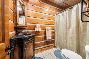 Haartrockner, Handtücher, Seife, Shampoo