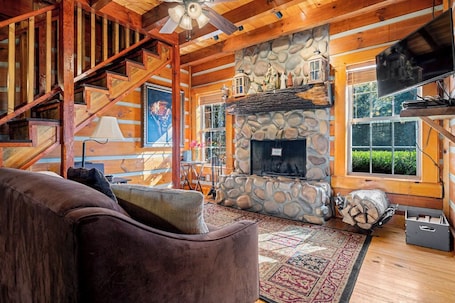 テレビ、暖炉、書庫. Cozy cabin near the Shrine with peaceful views—perfect for a relaxing retreat.