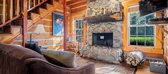 Cozy cabin near the Shrine with peaceful views—perfect for a relaxing retreat.