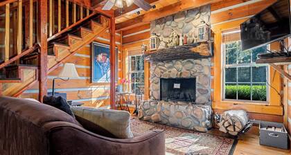 Cozy cabin near the Shrine with peaceful views—perfect for a relaxing retreat.