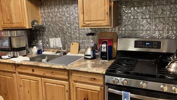 Microondas, horno y placa de cocina