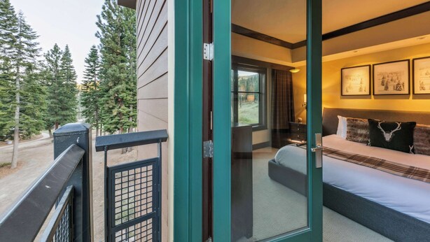 Ein Schlafzimmer mit Bett, Nachttisch und Fenster.