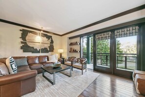 Smart TV, fireplace, offices - Spectacular Luxurious Mid- Mountain four bedroom at the Ritz-Carlton Northstar (Truckee)