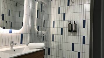 Douche, sĂšche-cheveux, serviettes fournies, savon