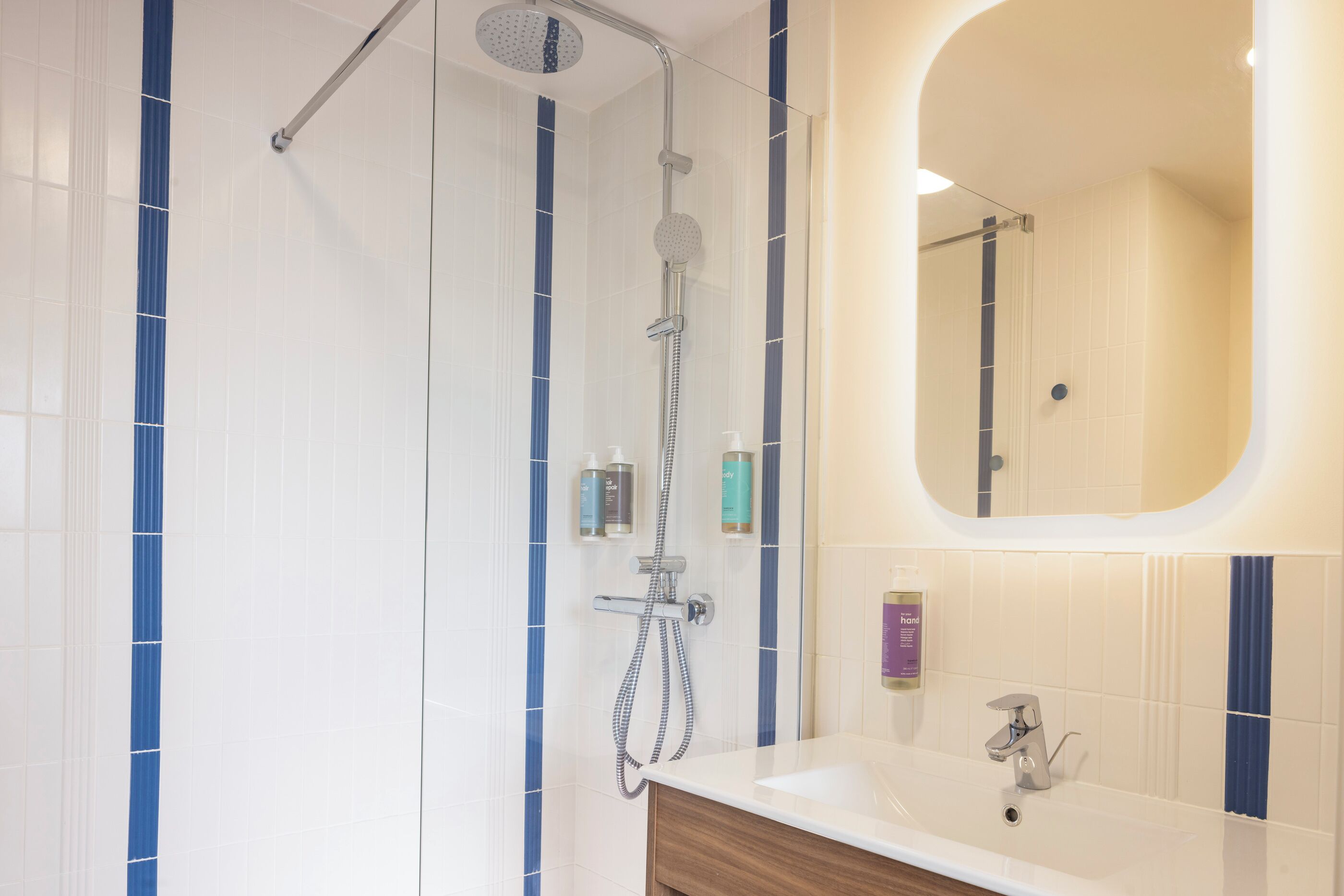 Dusche, kostenlose Toilettenartikel, Haartrockner, Handtücher