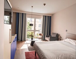 Classic Sport Room | Premium bedding, Tempur-Pedic beds, desk, laptop workspace