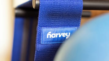 Sininen kangas, jossa on sana »harvey».