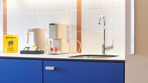 Refrigerador, microondas, placa de cocina, lavavajillas