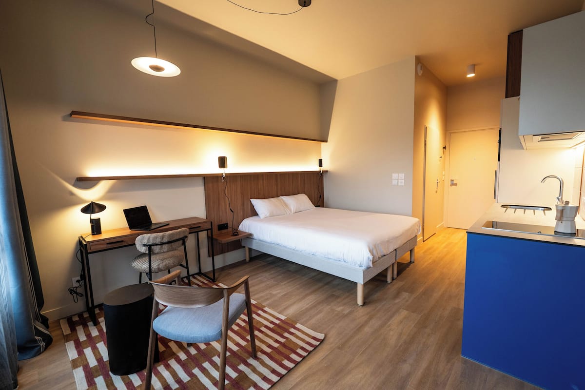 Ropa de cama de alta calidad, colchones Tempur-Pedic y escritorio