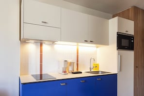 Réfrigérateur, four à micro-ondes, surface de cuisson, lave-vaisselle