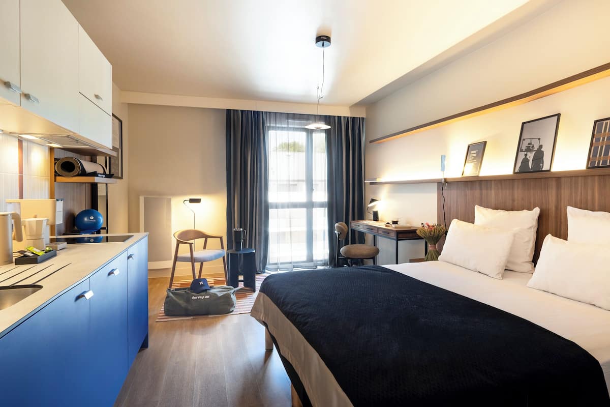 Chambre Corporate | Literie de qualité, lit avec matelas Tempur-Pedic, bureau