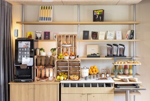 Daily buffet breakfast for a fee - Harvey Chartres — Résidence lifestyle 4★, Restaurant, Bien-Être, Sport & Déconnexion (Chartres)