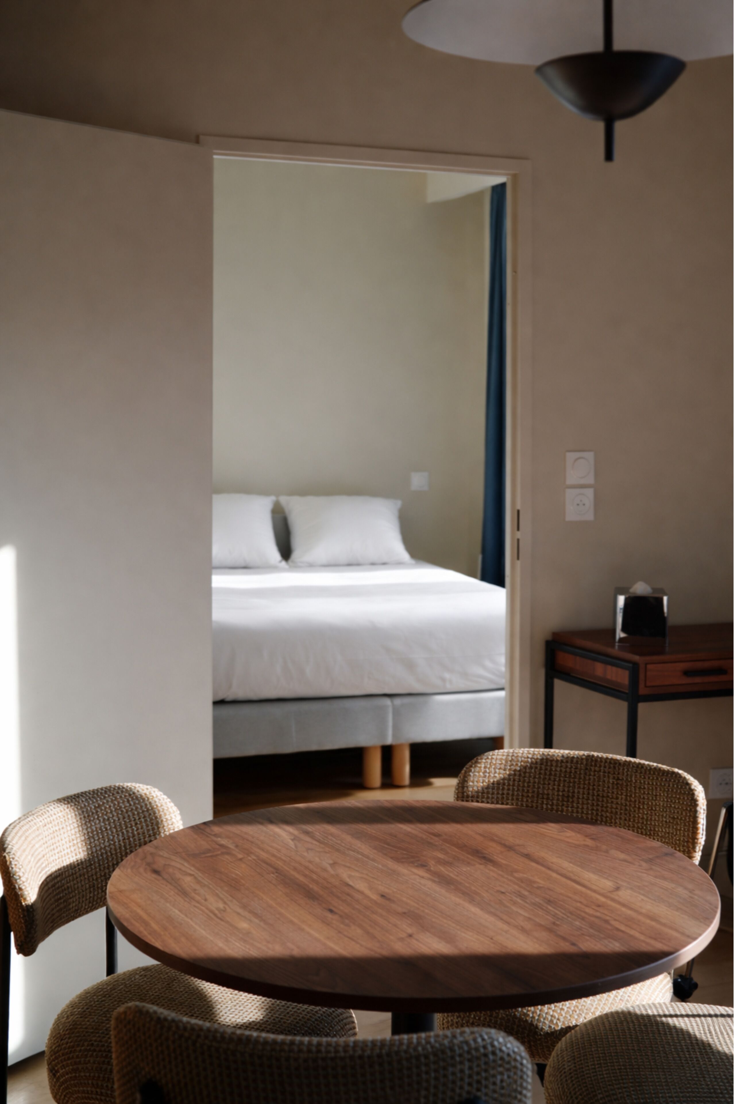 Ropa de cama de alta calidad, colchones Tempur-Pedic y escritorio 