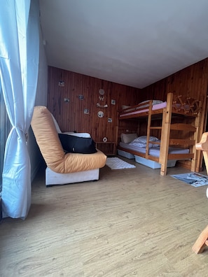 1 bedroom, bed sheets