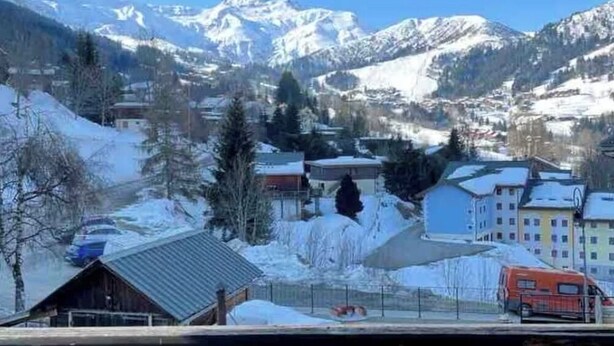 A mountain town with snow-covered buildings and a clear view of snow-capped mountains. - Cosy Studio 4 people - Valmorel hamlet (Les Avanchers-Valmorel)