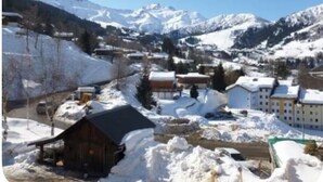 A snow-covered mountain town with buildings and a wooden structure. - Cosy Studio 4 people - Valmorel hamlet (Les Avanchers-Valmorel)