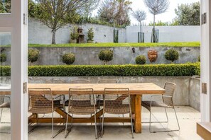 Outdoor dining - Onetangi Estate Cottage by Waiheke Pure - Stunning views, complete privacy, beautifully decorated (Waiheke Island)