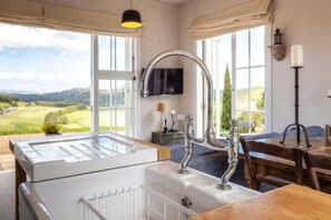 Interior - Onetangi Estate Cottage by Waiheke Pure - Stunning views, complete privacy, beautifully decorated (Waiheke Island)
