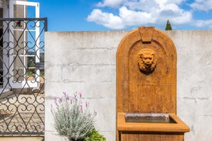 Exterior detail - Onetangi Estate Cottage by Waiheke Pure (Waiheke Island)