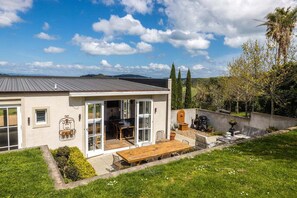 Exterior - Onetangi Estate Cottage by Waiheke Pure - Stunning views, complete privacy, beautifully decorated (Waiheke Island)