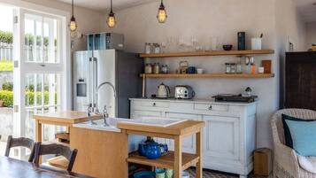 Fridge, stovetop, electric kettle, toaster