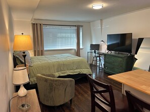 1 slaapkamer, een strijkplank/strijkijzer, wifi, beddengoed