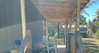 Small Cozy cabin in charming Petal perfect for a relaxing getaway