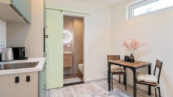 KĂŒhlschrank, Mikrowelle, Ofen, Wasserkocher mit Kaffee-/Teezubehör