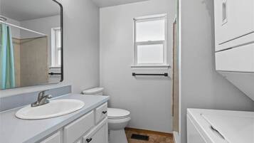 Een douche, een haardroger, handdoeken, zeep