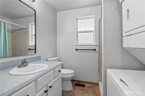 Een douche, een haardroger, handdoeken, zeep