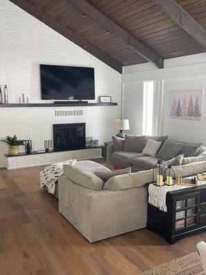 Een smart-tv, een open haard, een tafeltennistafel en boeken