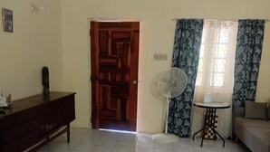 Smart TV - Room in Portland  (Stony Hill)