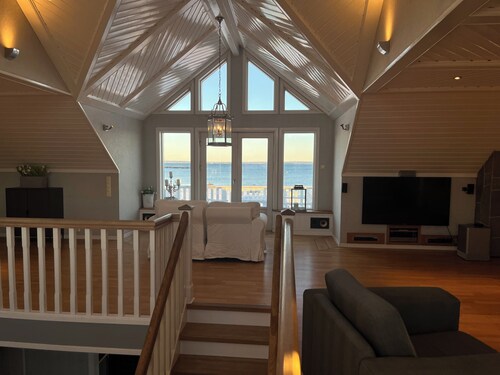 First-Row Beachfront Villa with Stunning Views - Sleeps 15 people
