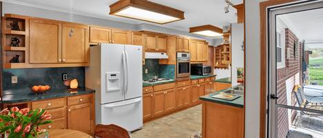 Refrigerador, microondas, horno y parrilla de estufa