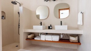 Hair dryer, towels, soap, toilet paper - Private Villa/ Infinity Pool/26 guests/14 King Size Beds/8 bedrooms/8.5 baths (Cabrera)
