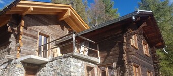 Spacious chalet for 6 people, quiet, with a splendid view.Inside: Living room, kitchen area, 2-seate