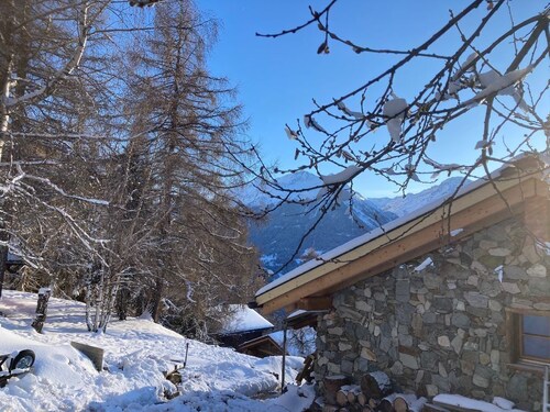 Spacious chalet for 6 people, quiet, with a splendid view.Inside : Living room, kitchen area, 2-seat