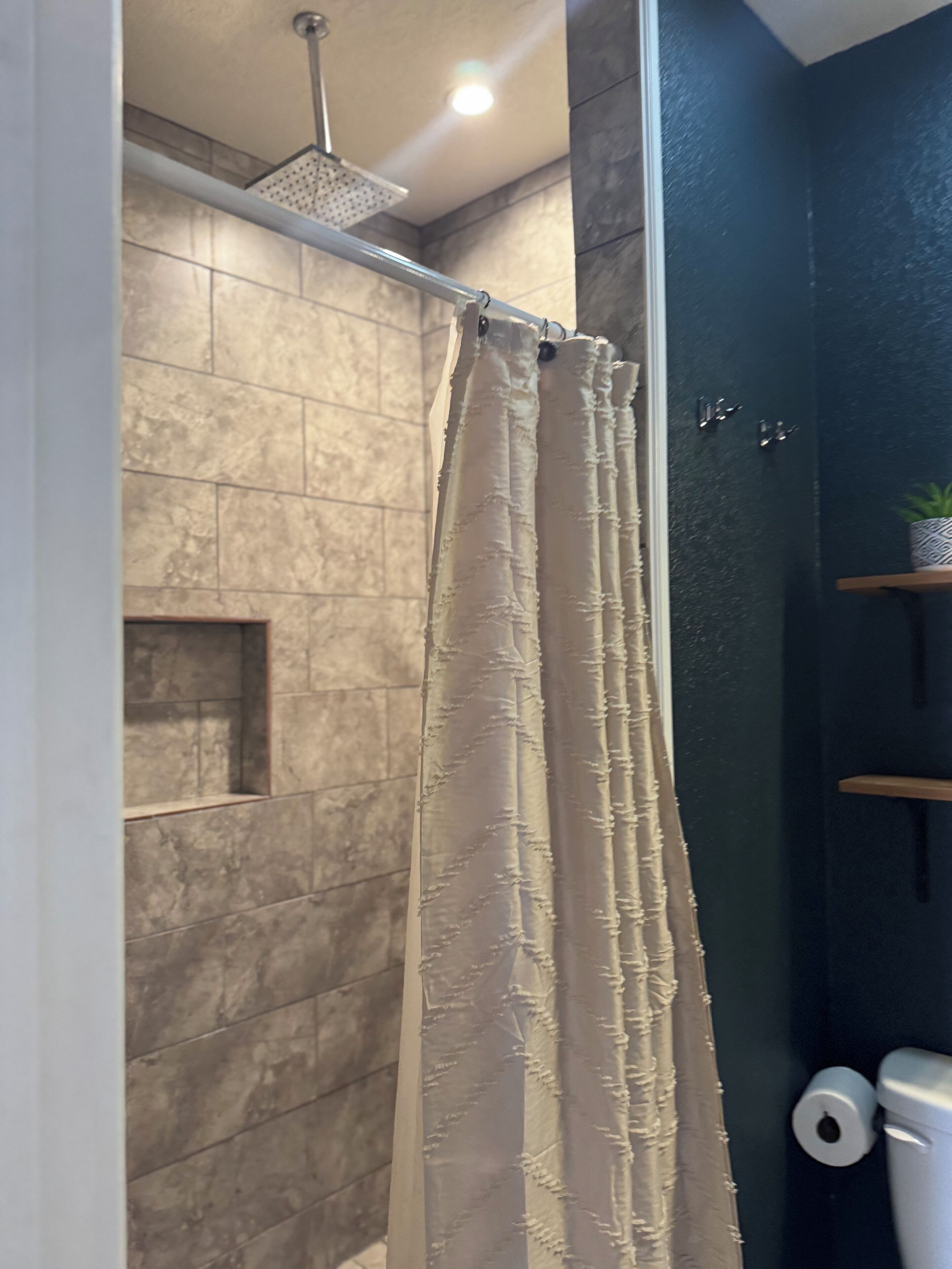 Toallas, jabón, shampoo, papel de baño 