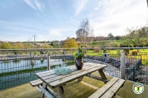 Outdoor dining - Gîtes de France® - Aux Oies (MARQUES)