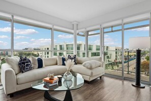 Smart TV - Amber Drift Penthouse West Facing Ocean View Rooftop BBQ, Fire pit (Santa Monica)