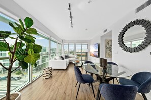 Interior - Amber Drift Penthouse West Facing Ocean View Rooftop BBQ, Fire pit (Santa Monica)