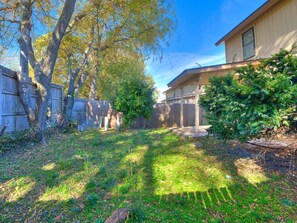 Property grounds - Spacious 3-bedroom house in Tulsa, centrally located (Tulsa)