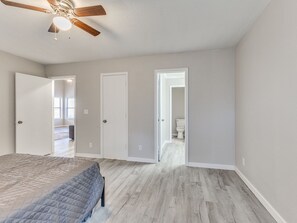 6 bedrooms, iron/ironing board, WiFi, bed sheets - Spacious 3-bedroom house in Tulsa, centrally located (Tulsa)