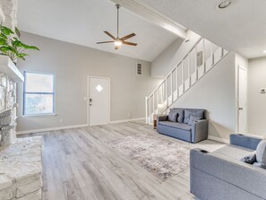 Living area - Spacious 3-bedroom house in Tulsa, centrally located (Tulsa)