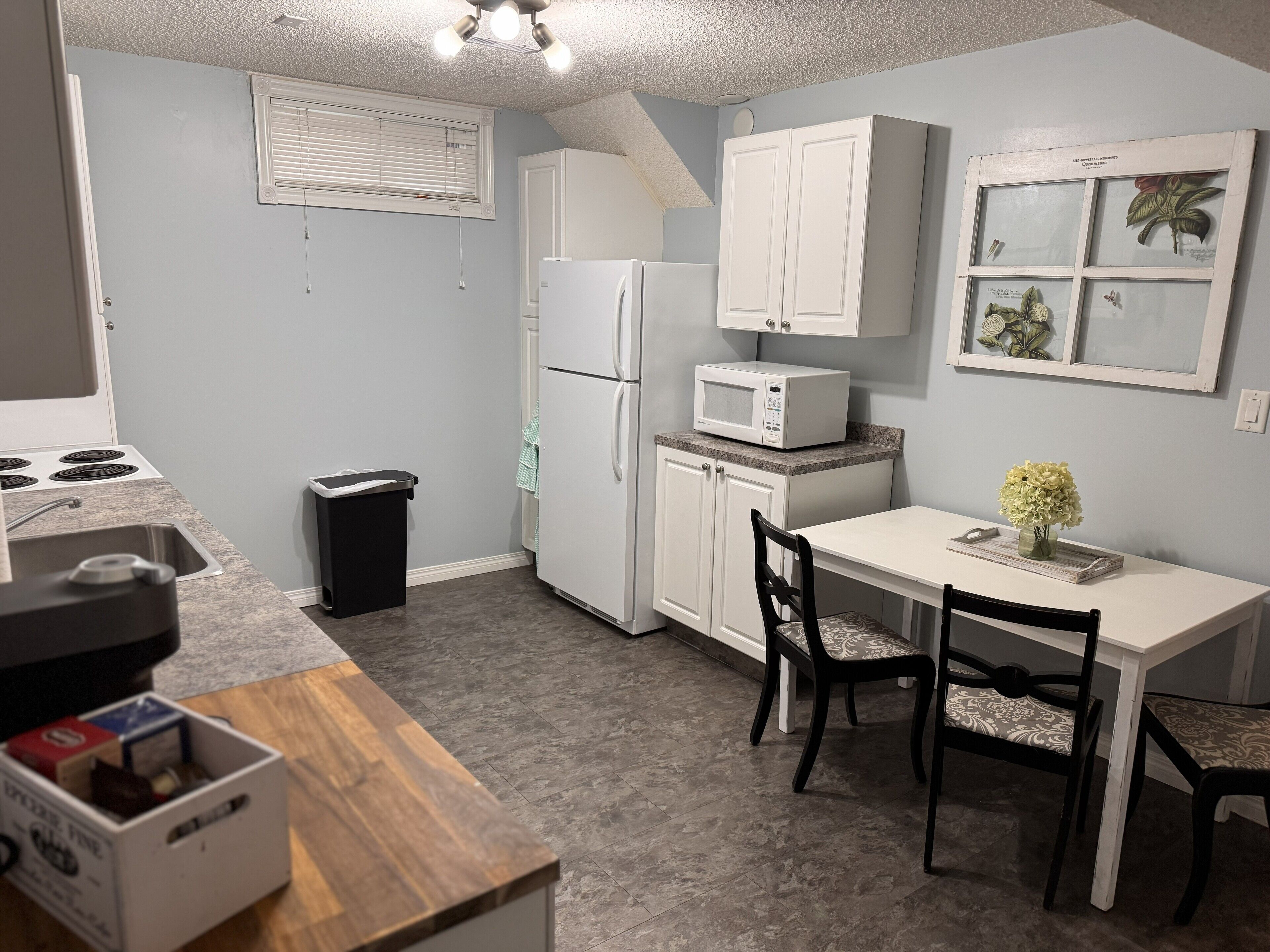 Réfrigérateur, four à micro-ondes, un four, surface de cuisson